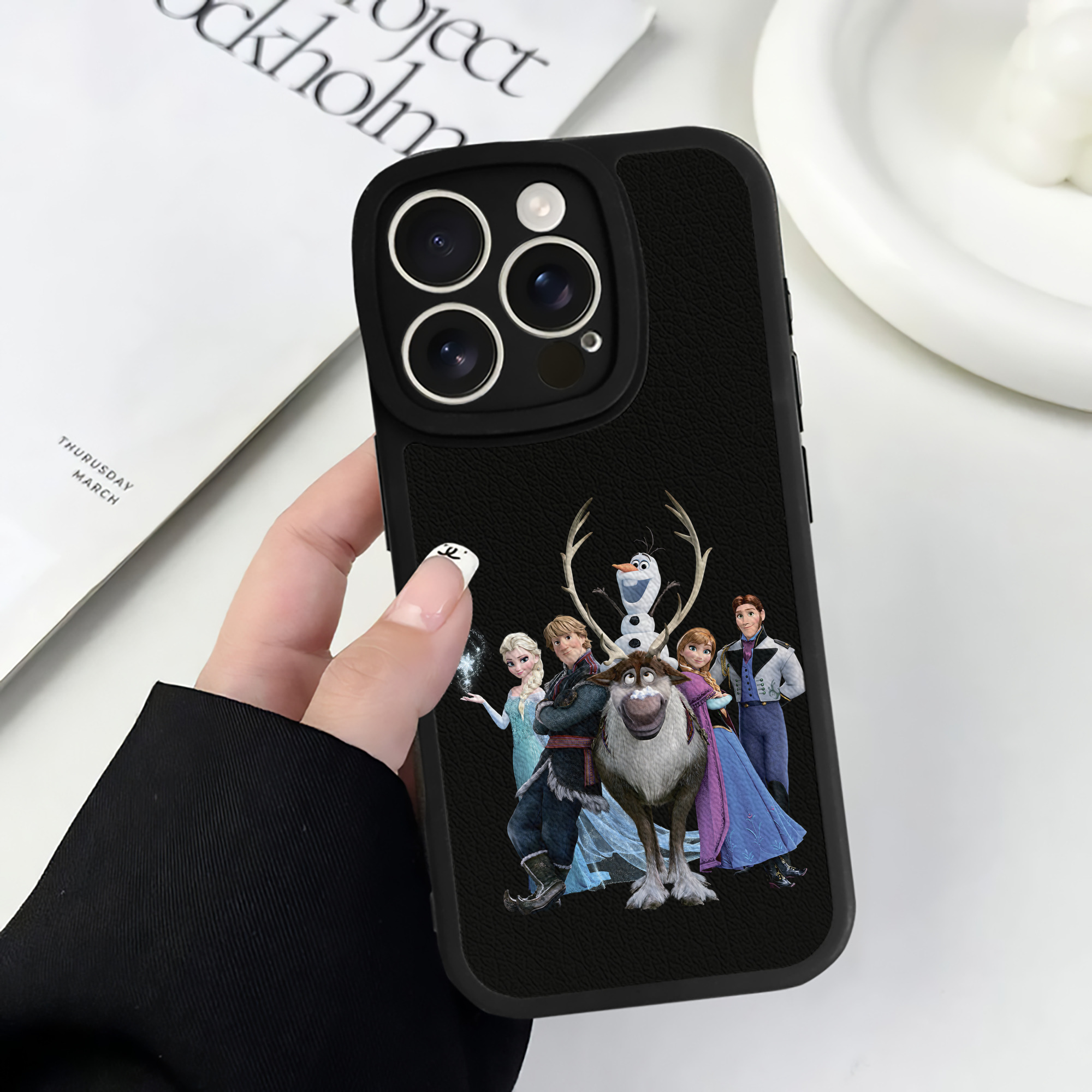 （画像用） アナと雪の女王 アンナ エルサ Frozen Anna Elsa 【iPhone 16シリーズ対応】シリコンスマホケース（レザー調） 材質：シリコン